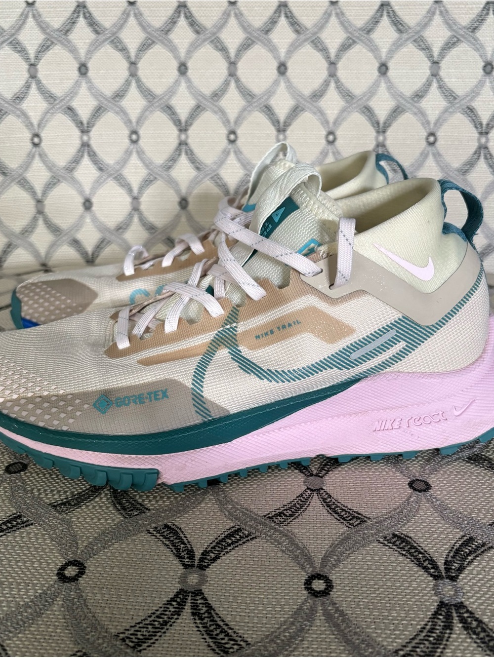 Nike Wmns 8 React Pegasus Trail 4 GORE-TEX Sanddrift Pearl Pink DJ7929-100